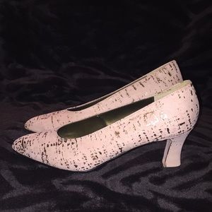 J.Renee Sz 7.5M beige/gold 2.5” pumps